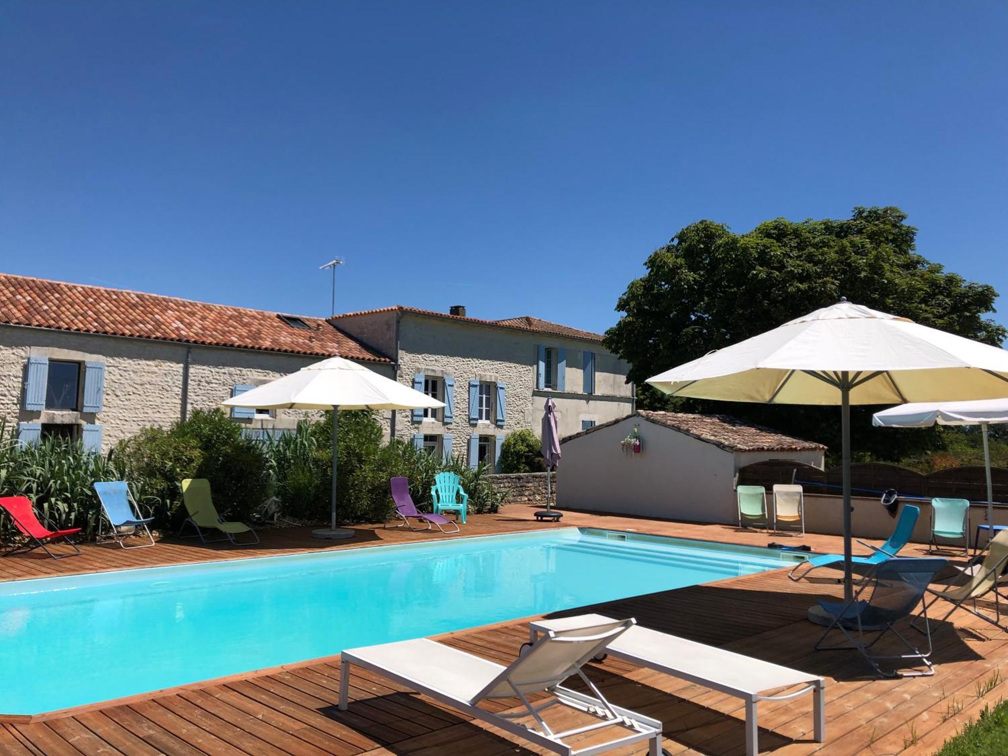 Le Domaine Des Aguins Guest House Saujon Exterior photo
