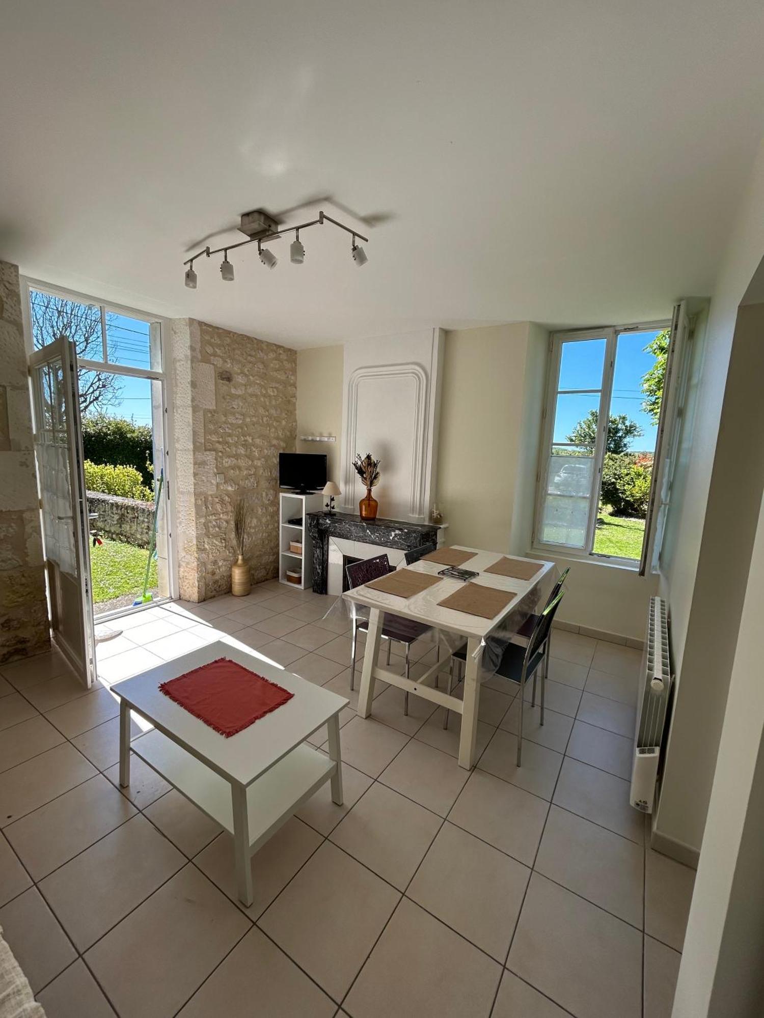 Le Domaine Des Aguins Guest House Saujon Exterior photo