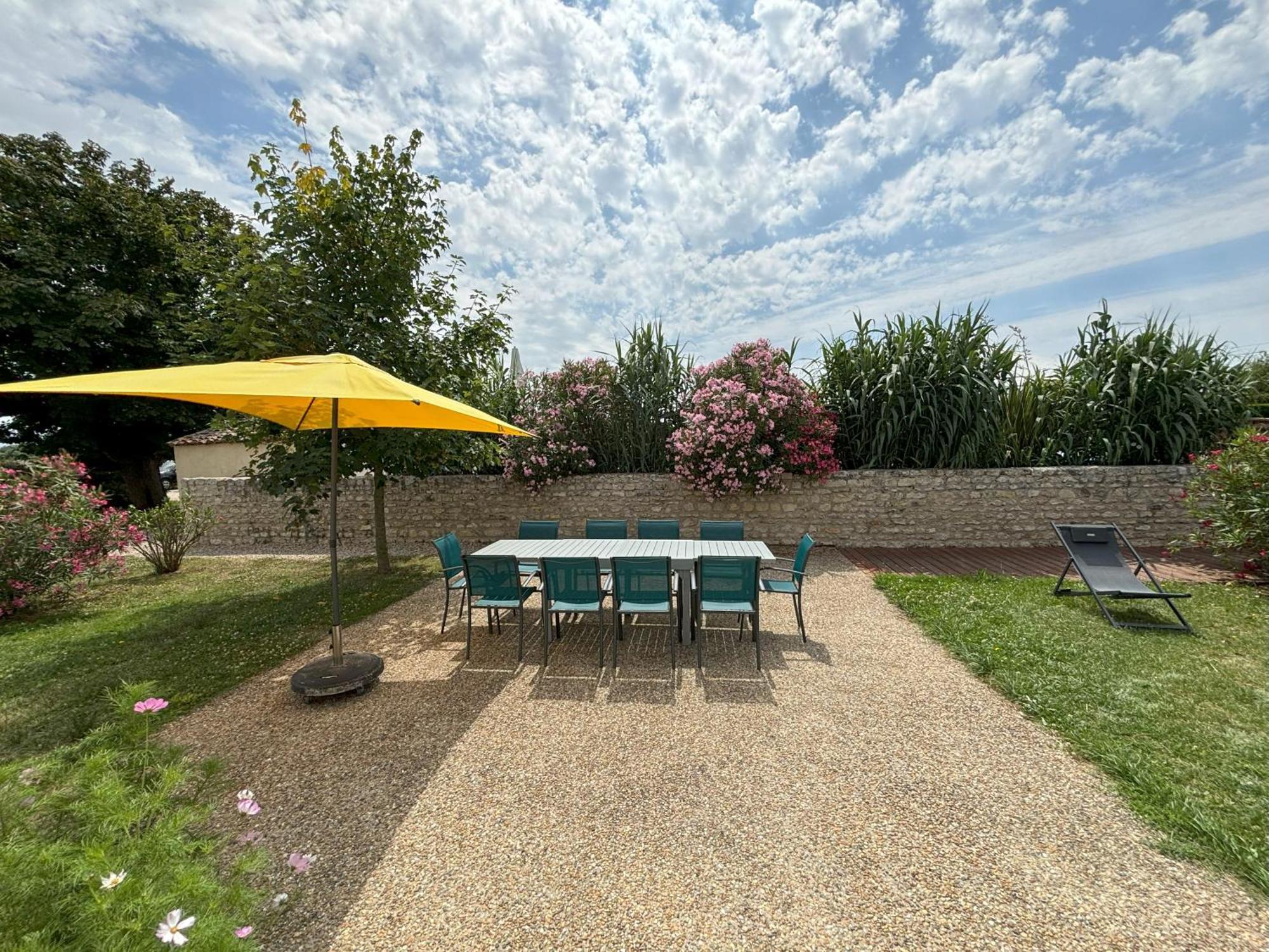 Le Domaine Des Aguins Guest House Saujon Exterior photo